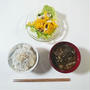 11月26日の朝ごはん★しらす丼、ささみサラダ、パプリカと煎り豆の酢漬け、もずくと根菜の味噌汁
