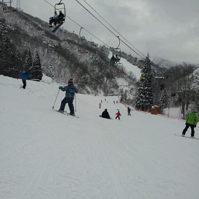 雪山　こども　カップめん。