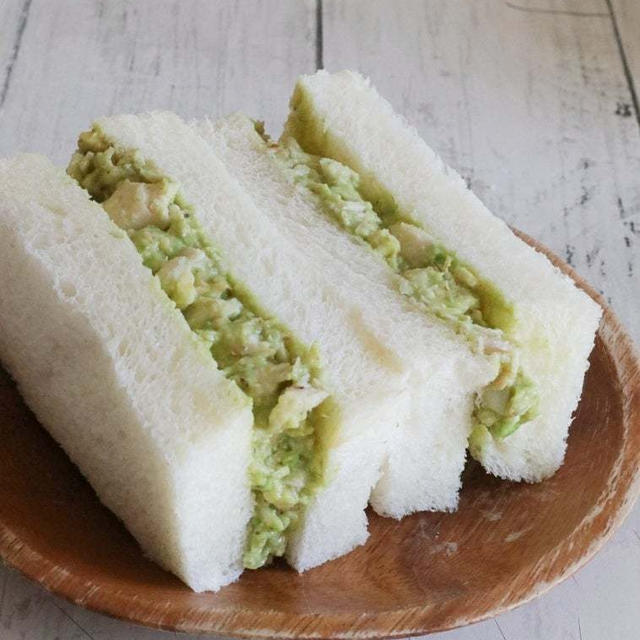こくうま◎アボたまチキンサンド