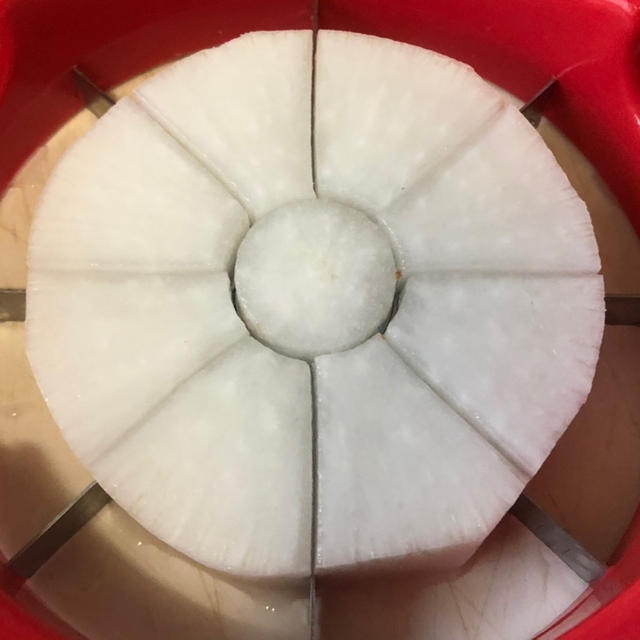 アップルカッターで大根を切って干しました　イカと干した大根を炒めたものがめちゃウマ！