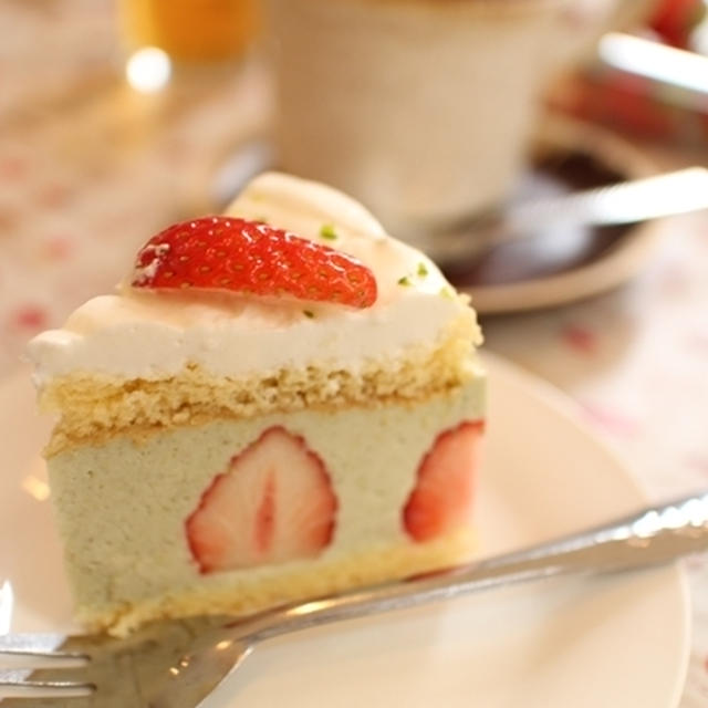 はじまりました♪苺とピスタチオのムース：お菓子教室