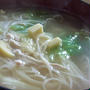 茹で鶏のｽｰﾌﾟが変身！筍姫皮とﾚﾀｽのあっさり温麺