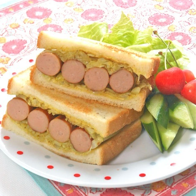 簡単ボリューミィ夏ランチはお弁当にも！カレーキャベツとソーセージのトーストサンド。