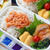 鮭フレークたっぷりの弁当｜レシピは【レンジで作るチキンロール】