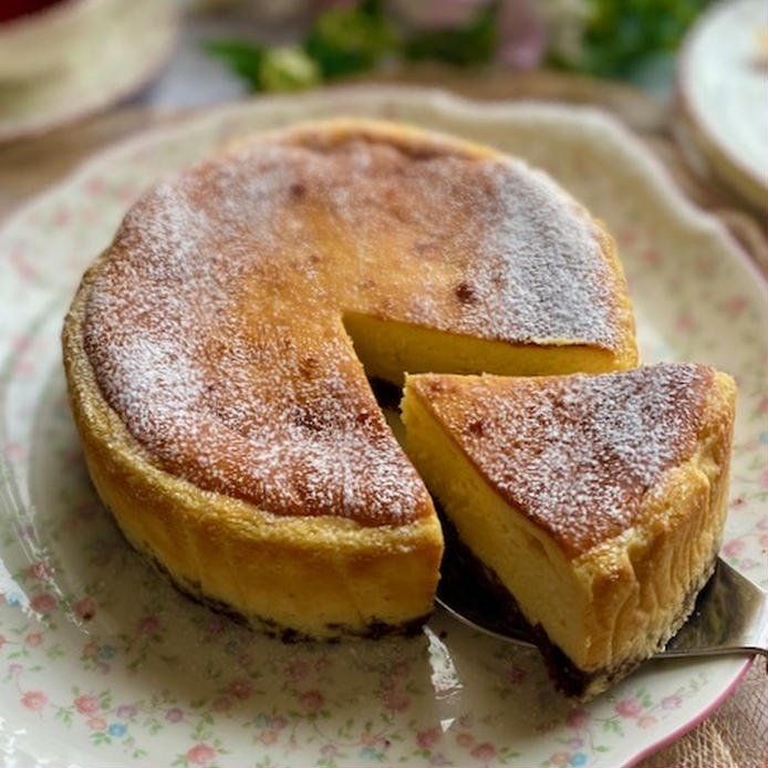 花柄のお皿に盛られた日本酒を使って作ったチーズケーキ