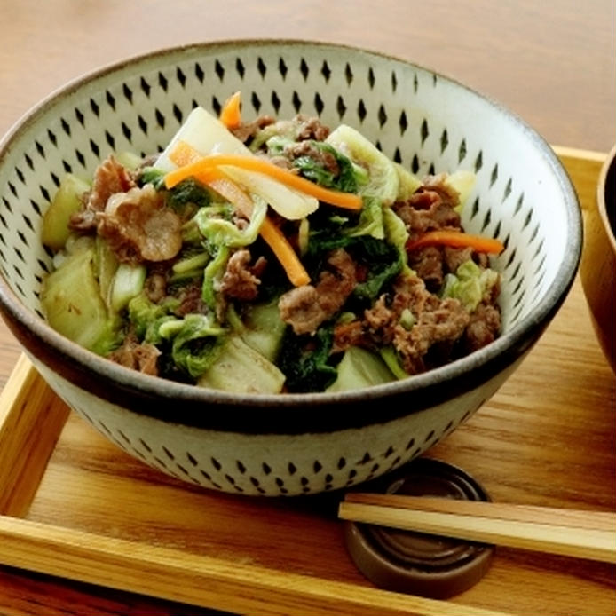 白地に黒いひし形模様入りの丼に盛られた白菜と牛肉のしょうが煮丼と、箸置きに添えられた箸