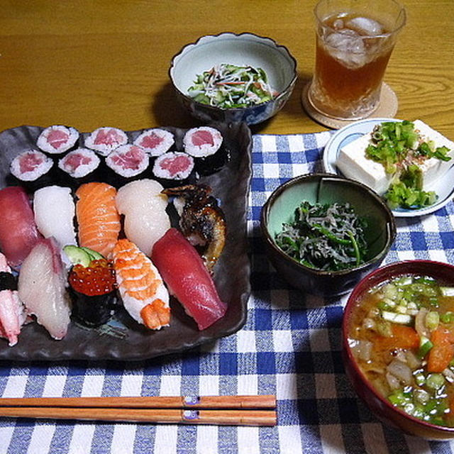 【夕食】お寿司盛り合せ・豚汁・きゅうりとわかめの酢の物…