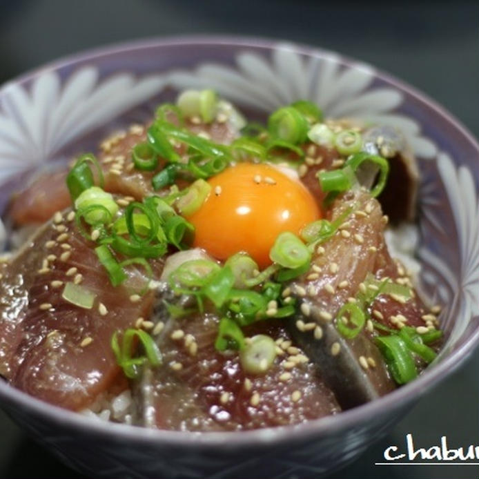 丼に盛り付けられたぶりのめんつゆづけ丼