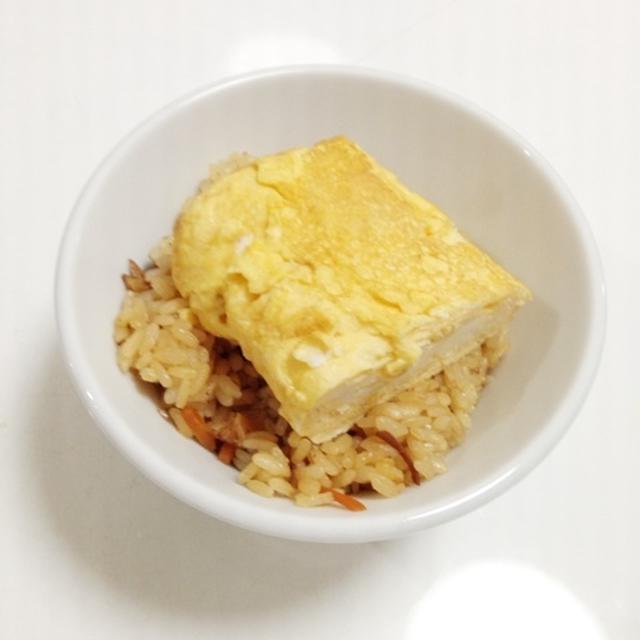 炊き込みご飯厚焼き卵乗せ