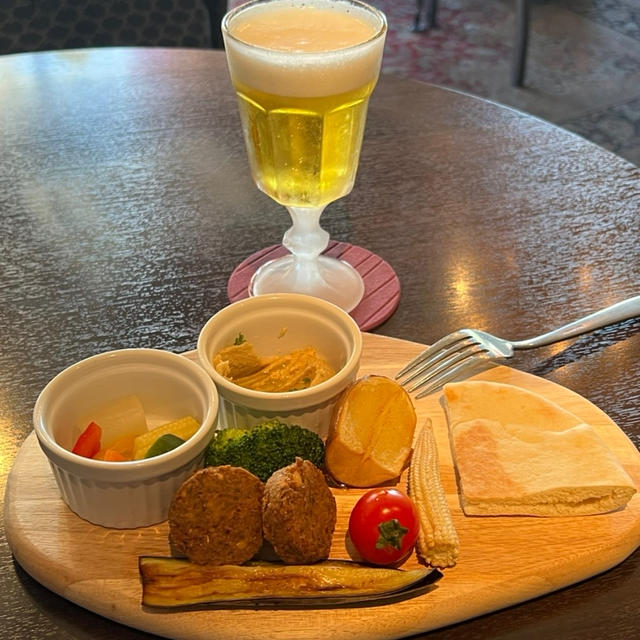 フムスやファラフェルなど中近東プレートとドリンク２杯が7月31日迄1000円! アブサン・ソラー