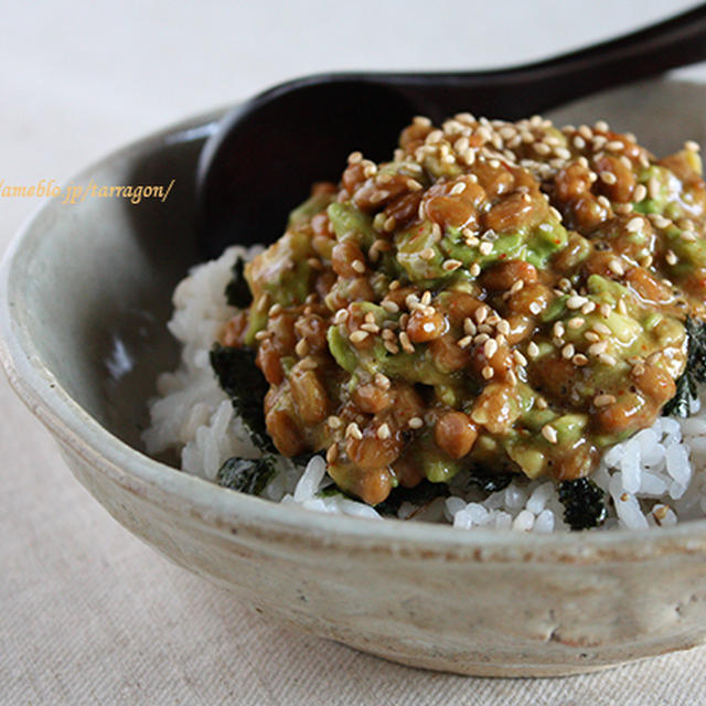 簡単すぎてごめんなさい。5分で完成、納豆アボユッケ丼♪