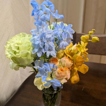 花瓶の花がゆらゆら、勝手に不思議がる？