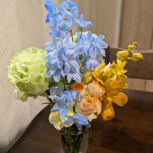 花瓶の花がゆらゆら、勝手に不思議がる？