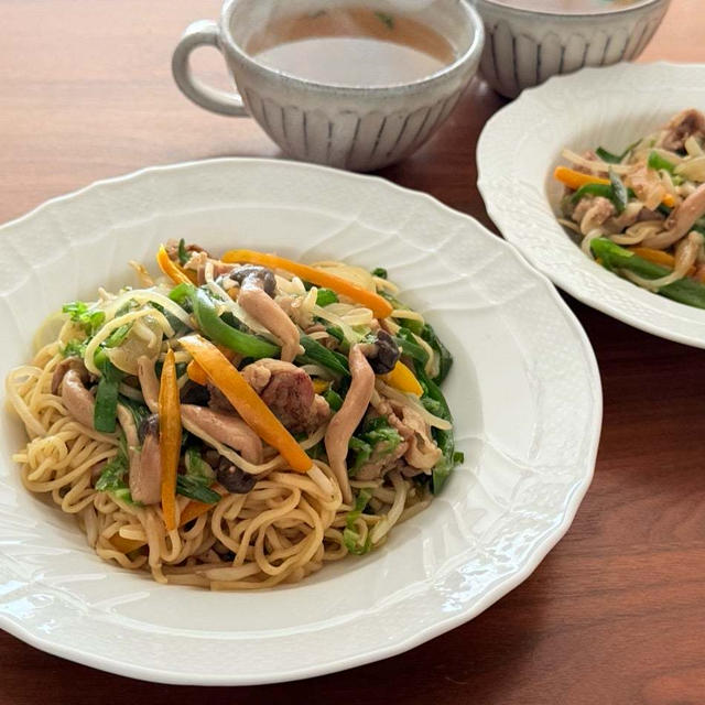 細切り野菜の醤油焼きそばと重ね煮のスープ！