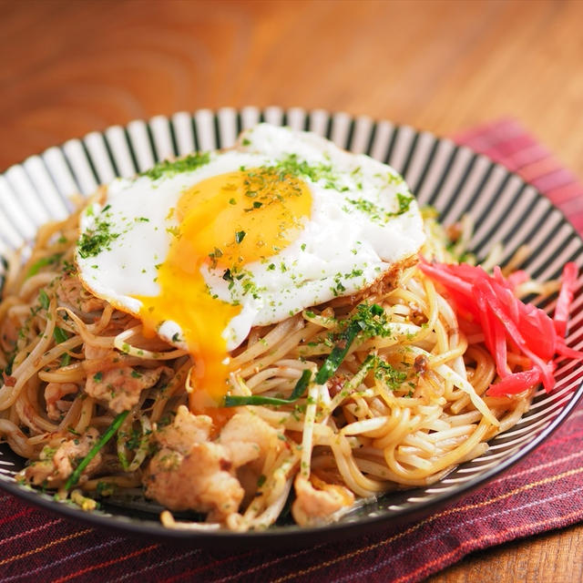 「豚もやし焼きそば、目玉のっけ」　もやしで大盛り、さっと作れるレシピ