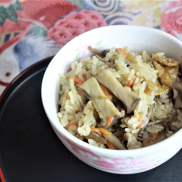 具が多すぎるごぼうと茸のかやくごはん