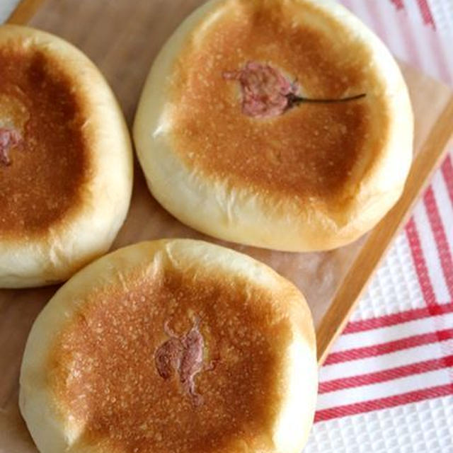 さくらとクリームチーズの平焼きパン