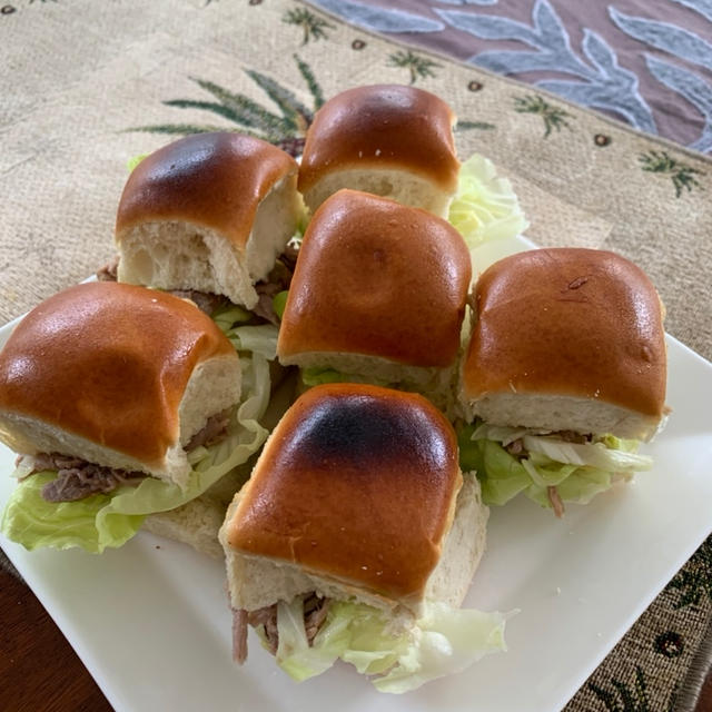 ランチはトレジョーのアロハロールでカルアポークバーガー！