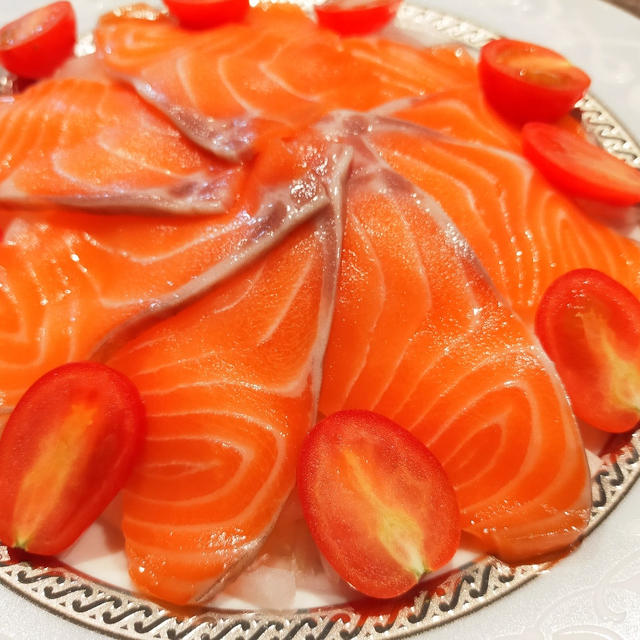 サーモンカルパッチョで晩酌！お刺身は半解凍で切るのが楽ちんでした＼(^o^)／