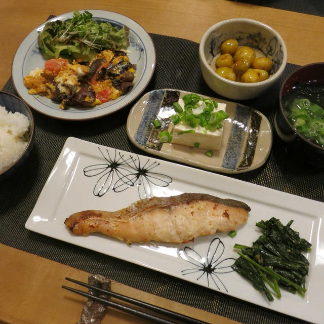 白鮭の味噌漬け＆生キクラゲとトマトの卵炒めの晩ご飯　と　ギボウシの花♪