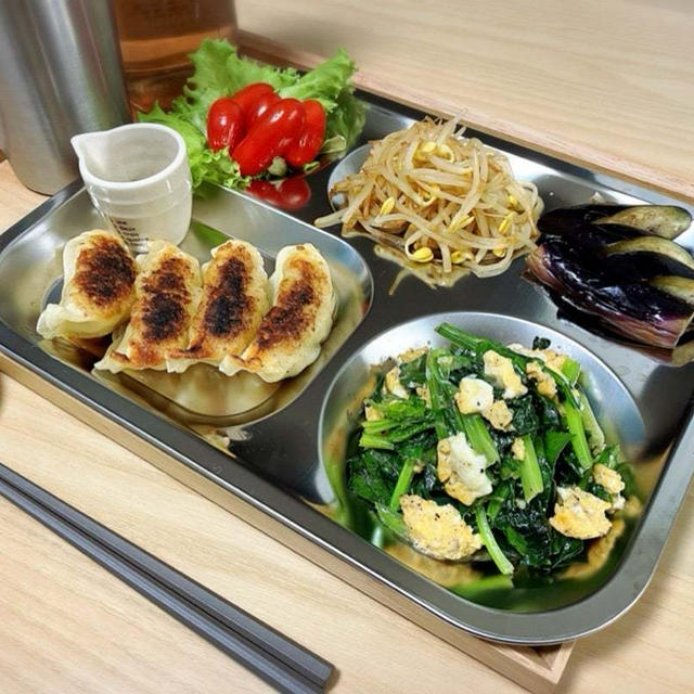 ほうれん草と卵炒め　焼き餃子　の献立。