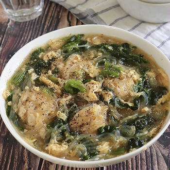 どんどん鍋に入れるだけ！鶏団子とほうれん草のとろみ春雨スープ