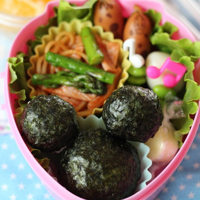 かくれミッキー、おにぎり、焼きそば弁当