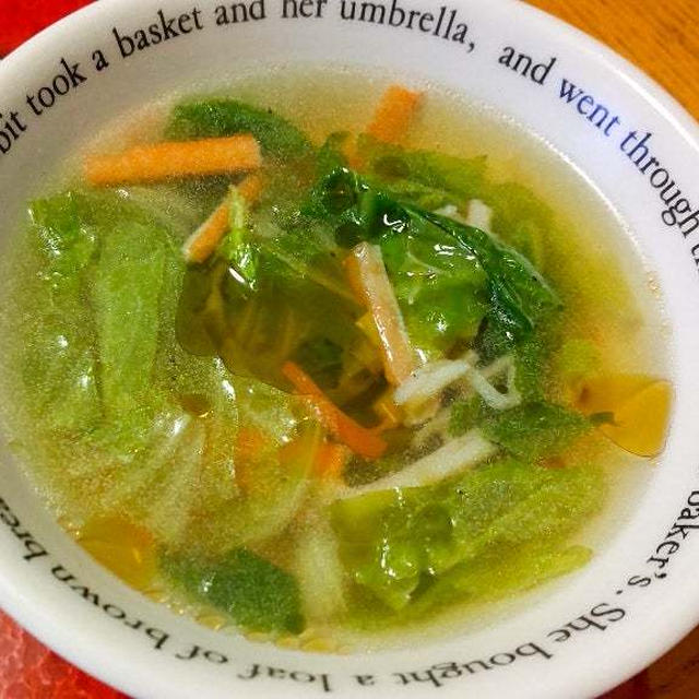 白菜の葉の柔らかいとことかにかまの中華スープ