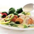 ヨーグルトソースで食べる蒸し鶏と温野菜のサラダのレシピ/作り方
