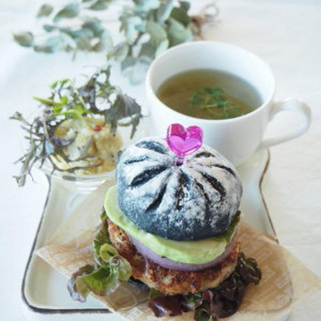 竹炭べジバーガー　de　おひとり様ランチ。。。（即席しょうがのカップスープ）