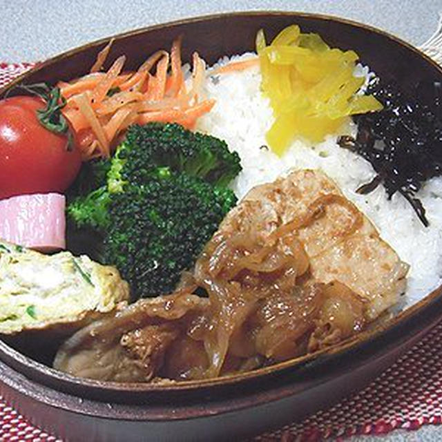 豚しょうが焼き弁当。人参しりしり。沖縄旅行記３（最後です）