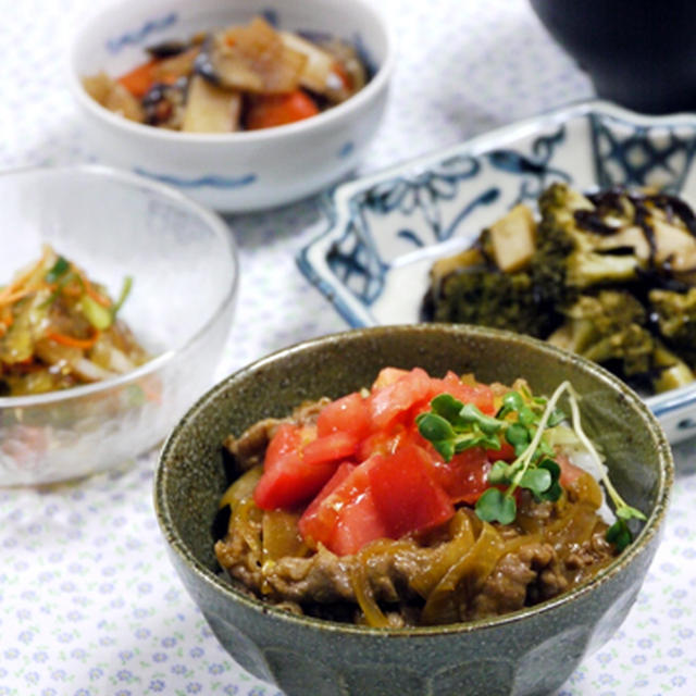 カレー味牛丼。ブロッコリーの塩昆布蒸しナムル。の晩ご飯。