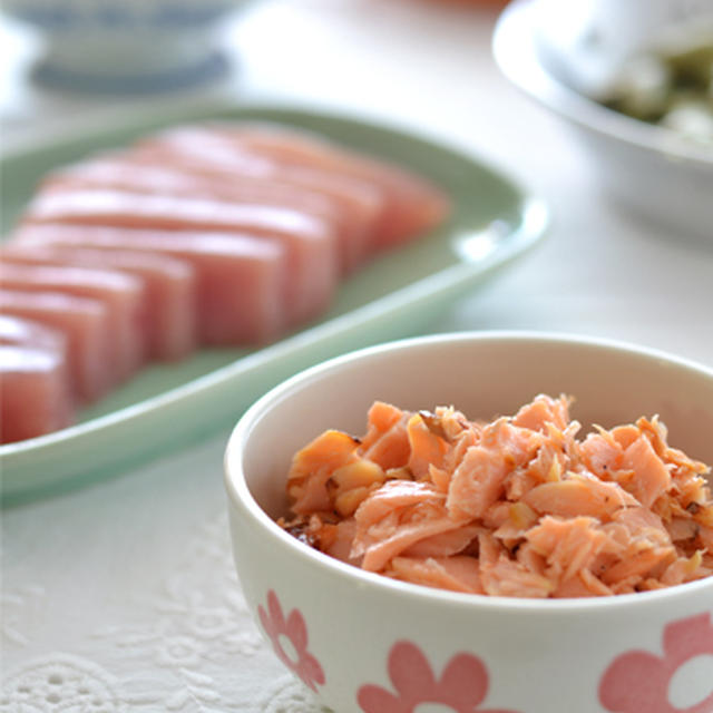 皮ごとどうぞ・ガーリックそら豆。備えあればの、鮭フレーク。