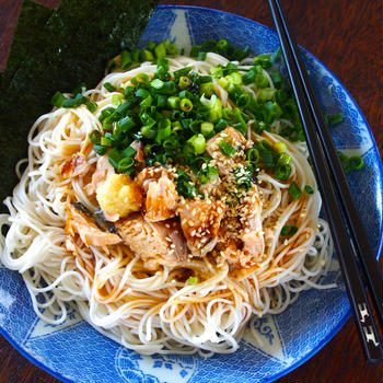 【油そば風そうめんレシピ】さけ缶をのっけて「ねぎだく油そばそうめん」