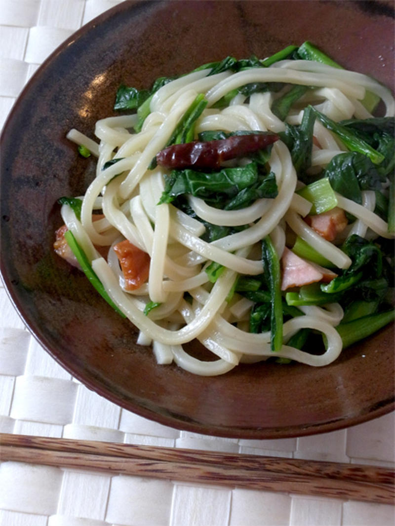 ベーコンと小松菜の昆布茶にんにく焼うどん