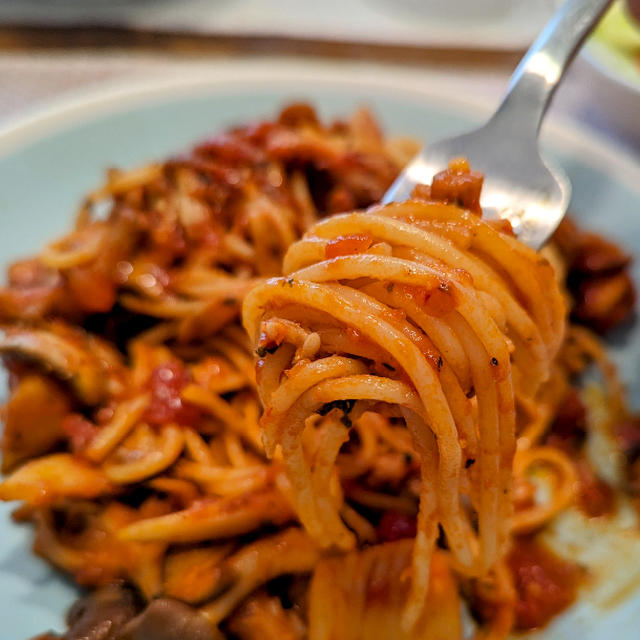 シレーニワインとシーフードトマトソースパスタ