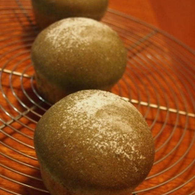 今月の新作パン　鶯よもぎ　おさつ蒸しパン