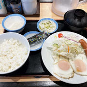 ソーセージエッグW定食とろろを食べる 〜松屋〜