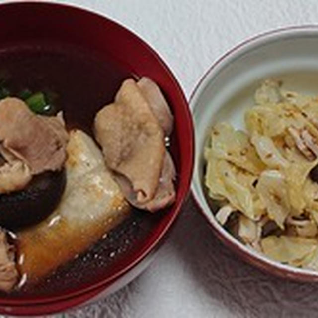 鶏肉とほうれん草と椎茸入り関東風雑煮、豚肉とキャベツの和風ドレッシング和え