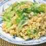 旬野菜で簡単うまい〜お昼ごはん！ノンオイル中華ごまのたっぷりレタスとちりめんじゃこの炒飯。