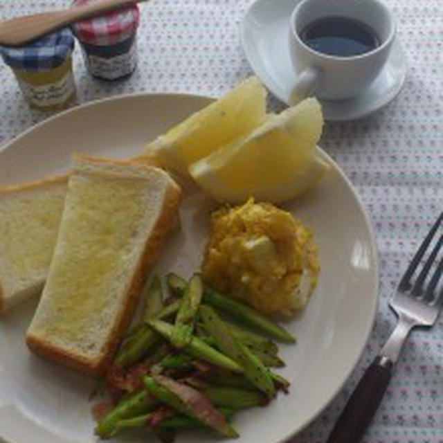 朝食の提案④　　アスパラとベーコンのソテーとかぼちゃとクリームチーズサラダ