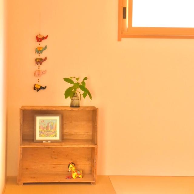 和室にりんご箱の棚を置きました。