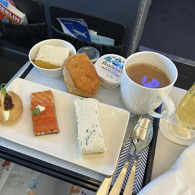 ミュンヘンへ（１）飛行機の中でアフタヌーンティー
