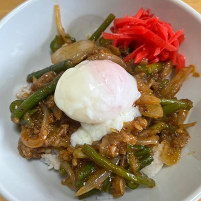 安モンの味付き牛肉でスタミナ丼