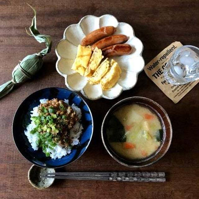 こういうのが食べたいという朝ごはん（甘い卵焼きとウインナーと納豆ご飯とお味噌汁）、弱視の方の料理