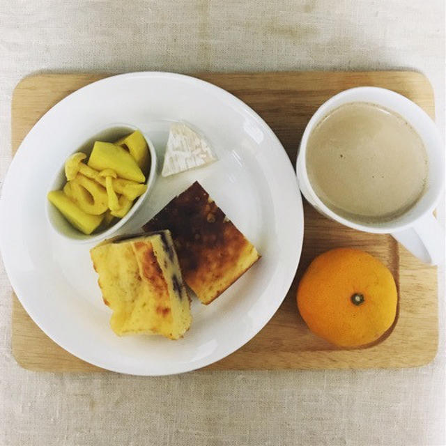 10月20日の朝ごはん。調理なし。ブルーベリーヨーグルトケーキとあり合わせ