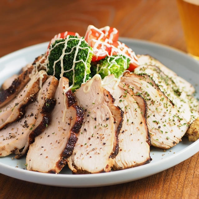 蒸し焼きサラダチキン、鶏むね肉をぽん酢漬けにして焼くだけなので簡単！