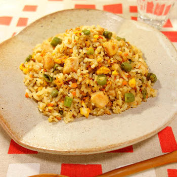 Cut down on salt by black pepper and   mentsuyu and flavorful fragrance～！   It is healthy using chicken breast～♪   Fried rice with eggs, chicken, colorful   vegetables