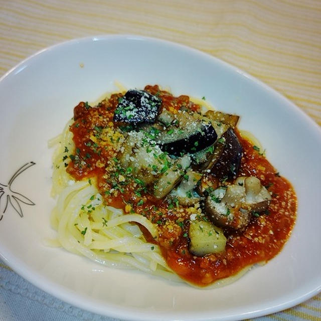 野菜のチャウダーに、茄子とキノコのミートソースパスタ。