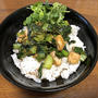お昼ご飯に「鶏と小松菜のエスニック丼」